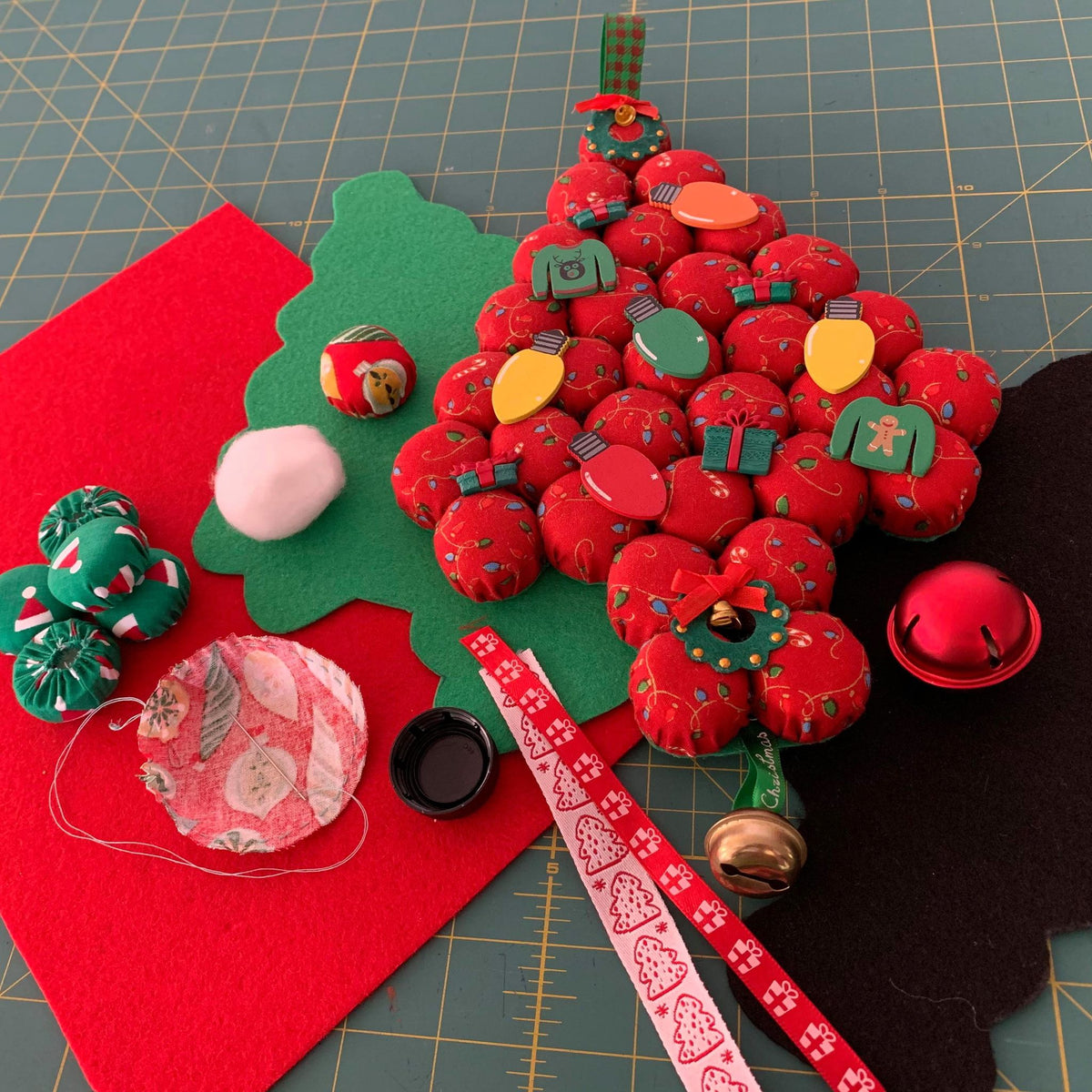 MUMMA WHOOPEE- "BLUE CHRISTMAS"- SMALL BOTTLE TOP CHRISTMAS TREE WALL HANGING