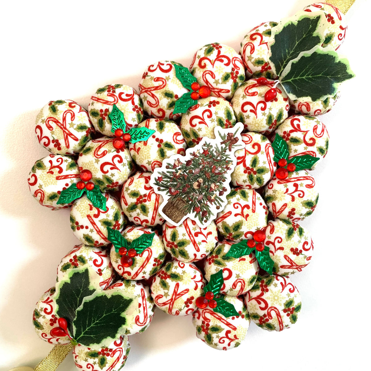 MUMMA WHOOPEE- "TRADITIONAL CHRISTMAS"- SMALL BOTTLE TOP CHRISTMAS TREE WALL HANGING