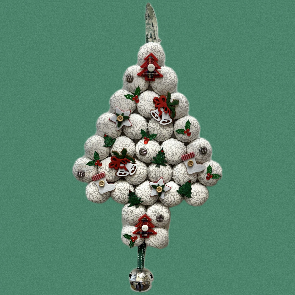 MUMMA WHOOPEE- "WHITE CHRISTMAS"- LARGE BOTTLE TOP CHRISTMAS TREE WALL HANGING (Copy)