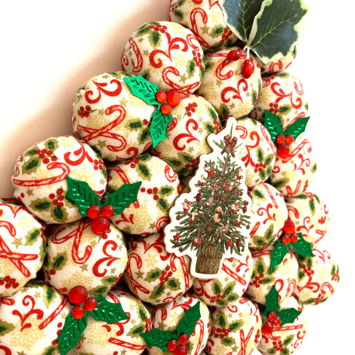 MUMMA WHOOPEE- "TRADITIONAL CHRISTMAS"- SMALL BOTTLE TOP CHRISTMAS TREE WALL HANGING