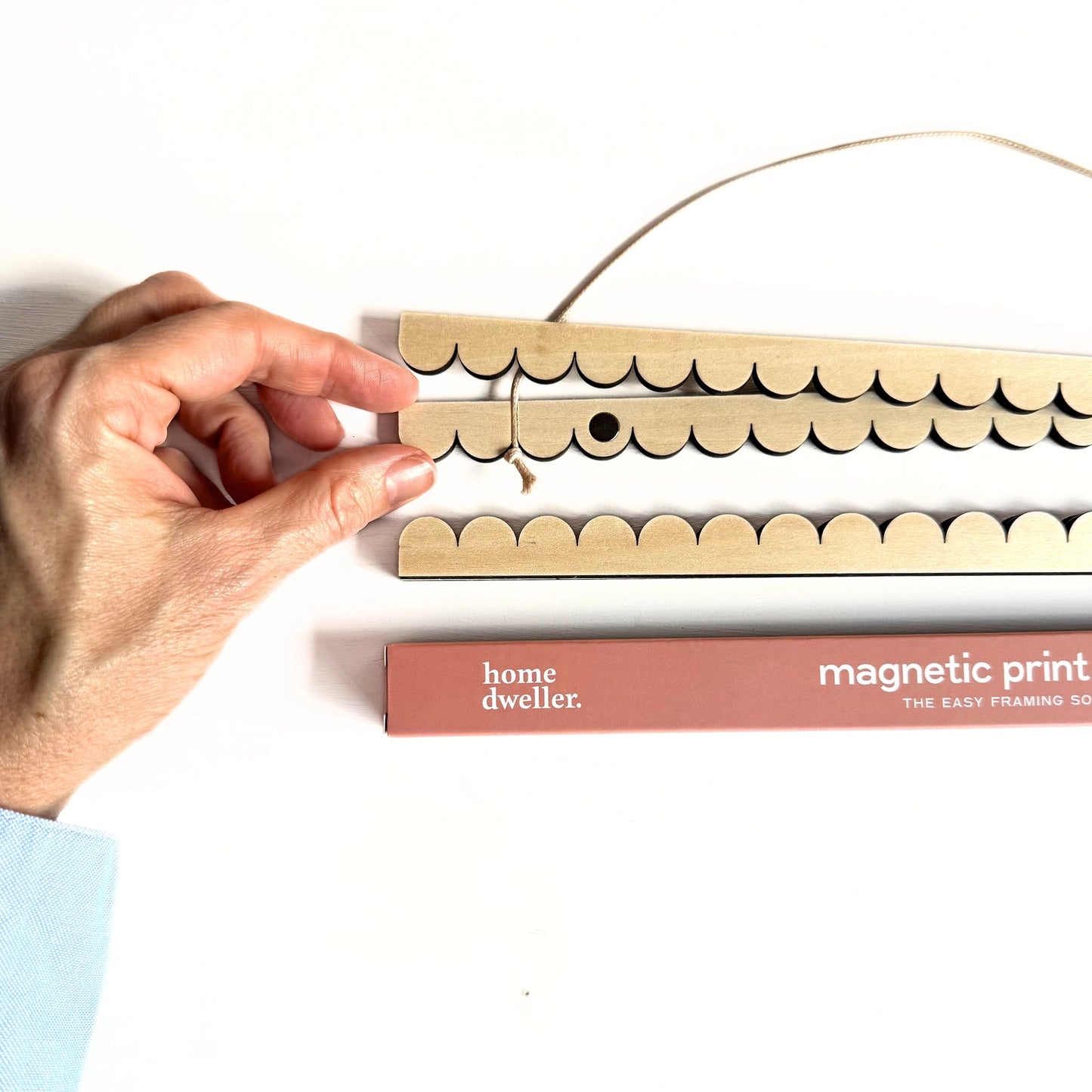 HOME DWELLER - Scallop 30cm MAGNETIC PRINT HANGER