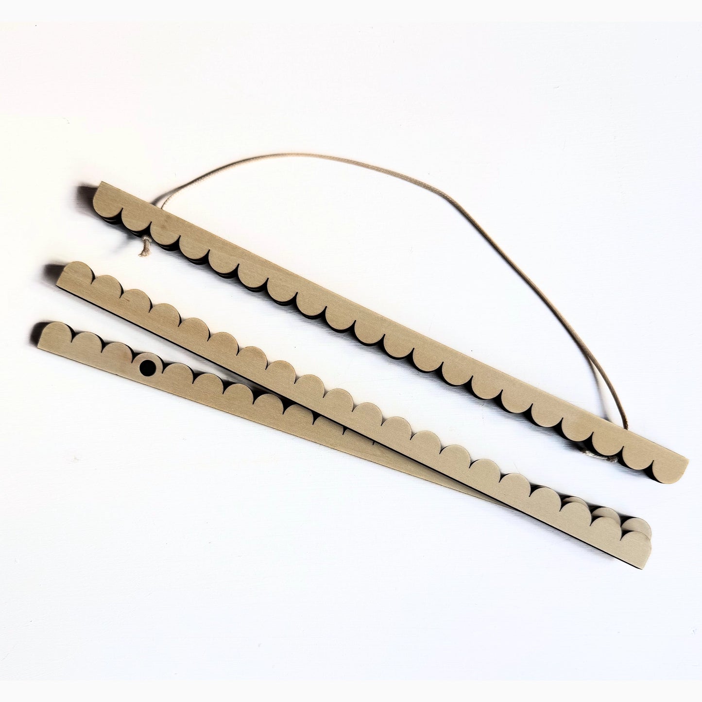 HOME DWELLER - Scallop 30cm MAGNETIC PRINT HANGER