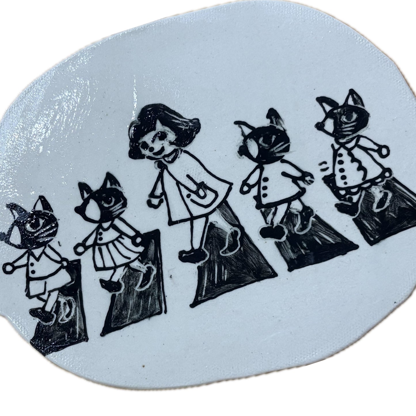BELOVED POTTERY - Drawing Plate - Cats and Girl Crossing