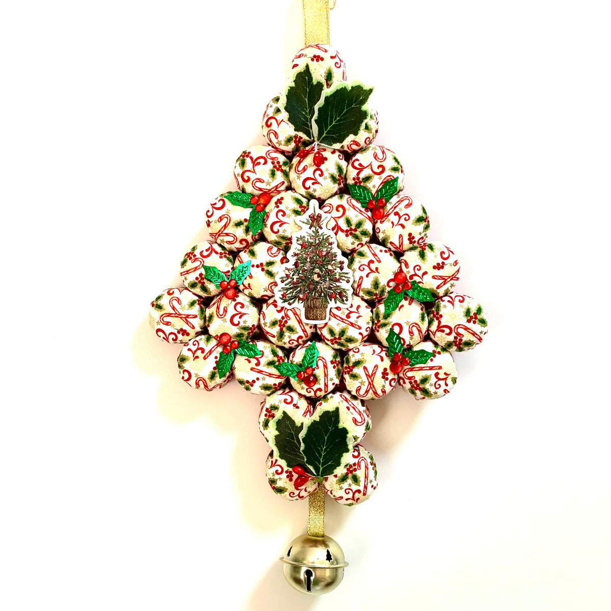MUMMA WHOOPEE- "TRADITIONAL CHRISTMAS"- SMALL BOTTLE TOP CHRISTMAS TREE WALL HANGING