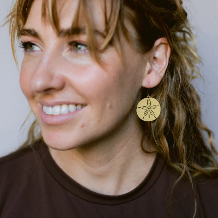 DENZ & CO - Sand Dollar earrings in Sand